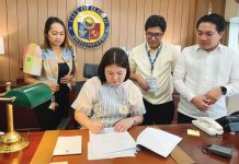MAYOR RAISA HITS GROUND RUNNING: Flood control, illegal structures, values formation prioritized on Day One Mayor Raisa Treñas signs her first executive orders as Iloilo City’s new chief executive on Monday, June 30, marking the start of her administration. Witnessing the ceremonial signing are key members of her team. MAI LADIAO/PN
