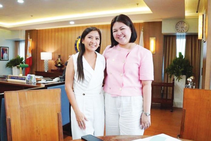 mai_meeting_copy_resized (1) Vice Mayor Julie Grace “Love-love” Baronda (left) pays a courtesy call on Mayor Raisa Treñas at the Iloilo City Mayor’s Office on July 1, marking their first official meeting since assuming office. Their initial discussion centered on office space concerns at the Legislative Building. RAISA TREÑAS FACEBOOK PAGE