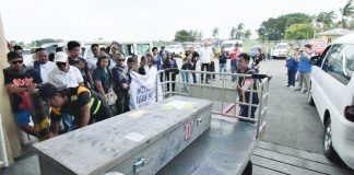 Negros Occidental’s Gov. Eugenio Jose Lacson, together with representatives from the Overseas Workers Welfare Administration 6 and the Department of Migrant Workers-Negros Island Region, joined the grieving family and friends of Negrense overseas Filipino worker Leah Mosquera as her remains arrive at the Bacolod-Silay Airport on July 24, 2025. PROV’L GOV’T OF NEGROS OCCIDENTAL/FB PHOTO