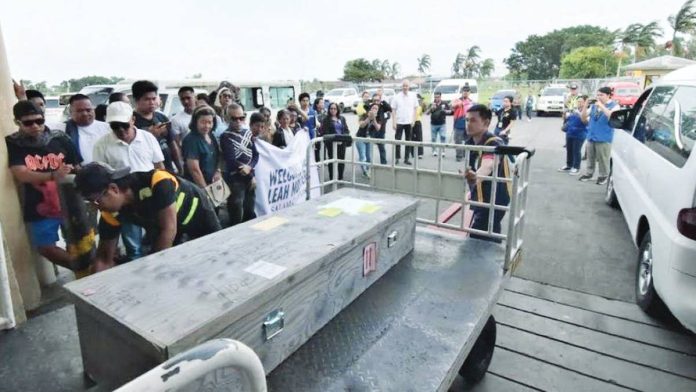 negrense_OFW_copy_resized Negros Occidental’s Gov. Eugenio Jose Lacson, together with representatives from the Overseas Workers Welfare Administration 6 and the Department of Migrant Workers-Negros Island Region, joined the grieving family and friends of Negrense overseas Filipino worker Leah Mosquera as her remains arrive at the Bacolod-Silay Airport on July 24, 2025. PROV’L GOV’T OF NEGROS OCCIDENTAL/FB PHOTO