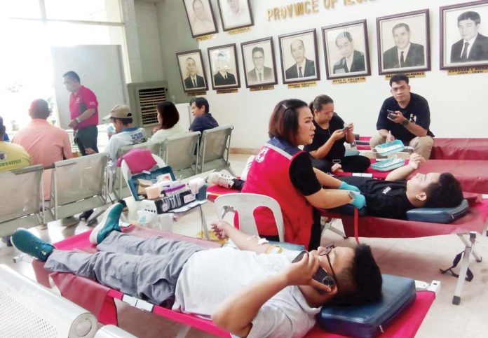 neljoy-Ilonggo-blood-donors Volunteers participate in a bloodletting activity at the Iloilo Provincial Capitol as part of the recent National Organ and Blood Donation Awareness Week. The event, organized by the Provincial Health Office in partnership with the Department of Health and Philippine Red Cross–Iloilo, drew both seasoned and first-time donors committed to saving lives. NELJOY GALIGAO/PN