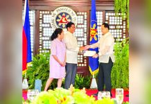 President Ferdinand “Bongbong” Marcos Jr., joined by First Lady Liza Araneta-Marcos, presents an award to Iloilo’s Gov. Arthur Defensor Jr. at the Kalayaan Hall in Malacañang on July 10, 2025, in recognition of Iloilo’s performance during the June 12 127th Philippine Independence Day’s Parada ng Kalayaan. BALITA HALIN SA KAPITOLYO PHOTO