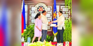 President Ferdinand “Bongbong” Marcos Jr., joined by First Lady Liza Araneta-Marcos, presents an award to Iloilo’s Gov. Arthur Defensor Jr. at the Kalayaan Hall in Malacañang on July 10, 2025, in recognition of Iloilo’s performance during the June 12 127th Philippine Independence Day’s Parada ng Kalayaan. BALITA HALIN SA KAPITOLYO PHOTO