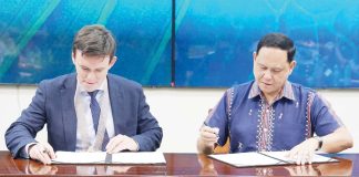 Iloilo’s Gov. Arthur Defensor Jr. and British Embassy Manila Economic and Climate Counsellor Lloyd Cameron formally seal a partnership to advance climate-resilient rice production in Iloilo during a memorandum of understanding signing ceremony held at the Governor’s Boardroom on July 2, 2025. BALITA HALIN SA KAPITOLYO PHOTO