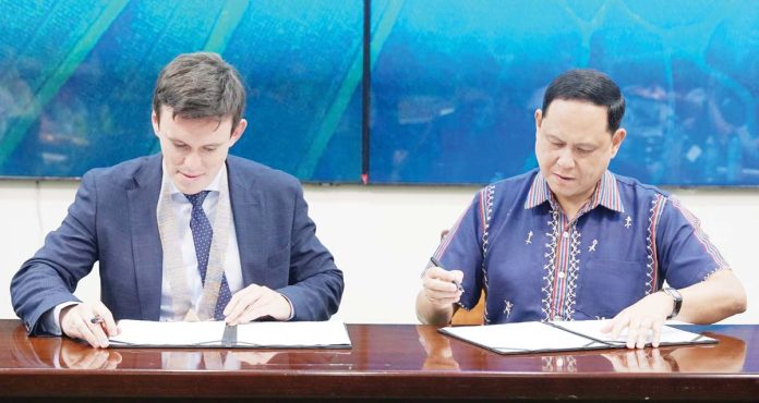 Iloilo’s Gov. Arthur Defensor Jr. and British Embassy Manila Economic and Climate Counsellor Lloyd Cameron formally seal a partnership to advance climate-resilient rice production in Iloilo during a memorandum of understanding signing ceremony held at the Governor’s Boardroom on July 2, 2025. BALITA HALIN SA KAPITOLYO PHOTO