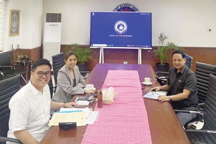 neljoy-courtesy-visit-copy Iloilo’s Gov. Arthur Defensor Jr. meets with Department of Budget and Management (DBM) secretary Amenah Pangandaman to formally present key funding proposals for major development projects in the province. Joining the meeting is Undersecretary Wilford Will Wong. PHOTO FROM BALITA HALIN SA KAPITOLYO