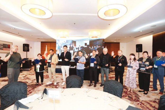 neljoy defensor elected copy Newly elected officers of the League of Provinces of the Philippines, including Iloilo’s Gov. Arthur Defensor Jr. (fifth from left), take their oath of office before Local Government Secretary Jonvic Remulla (extreme left) during the League’s 1st General Assembly and Election of Officers held at Crowne Plaza Manila Galleria in Quezon City on July 25, 2025. PHOTO FROM BALITA HALIN SA KAPITOLYO