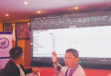 “If you ask couples why the fertility rate is going down, most of them will say it’s because life is so difficult now — they cannot afford to have kids,” says Commission on Population and Development - Region 6 director Harold Alfred Marshall (right). He is explaining the sharp drop in the total fertility rate (TFR) in Western Visayas during a presentation of the region’s population data, as CPD-6 Population Program Officer III Roilo Vincent Laguna (left) looks on. NELJOY N. GALIGAO/PN