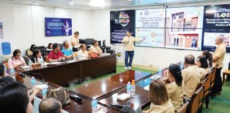 Iloilo’s Gov. Arthur Defensor Jr. leads the ceremonial turnover of checks to five Iloilo municipalities — Badiangan, Banate, Batad, Estancia, and Lemery — for the construction of Family and Youth Development Centers (FYDCs), aimed at strengthening grassroots mental health care and youth support services. “These centers are our commitment to grassroots development, especially in mental health, population education, and youth support,” he says. PHOTO FROM BALITA HALIN SA KAPITOLYO
