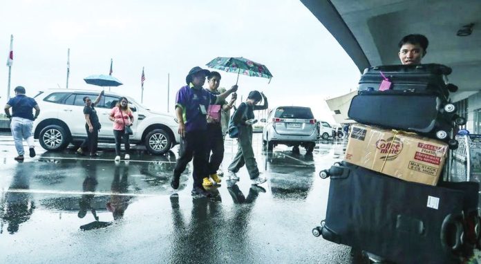 no_more_piso_fare.JPG_resized People arrive at the departure area of the Ninoy Aquino International Airport (NAIA) Terminal 1. JONATHAN CELLONA, ABS-CBN NEWS/FILE