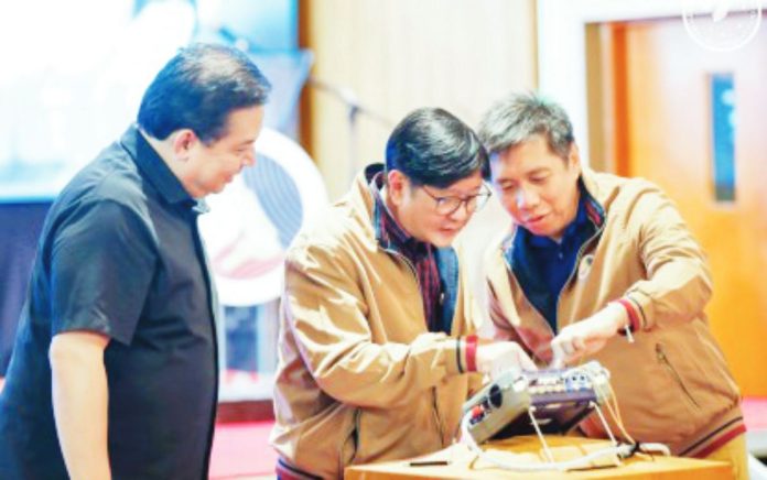 online gambling copy President Ferdinand R. Marcos Jr., Leyte 1st District Rep. Ferdinand Martin Romualdez (left), and Information and Communications Technology Secretary Henry Aguda (right) lead the activation of the National Fiber Backbone Phases 2 & 3 at the Tropics Hotel in Palo, Leyte on July 7, 2025. In his latest vlog on Sunday, July 20, 2025, Marcos underscored that technological advancements must go hand in hand with regulation and responsible use as he lamented how digitalization was used for misinformation and online gambling. PRESIDENTIAL COMMUNICATIONS OFFICE PHOTO