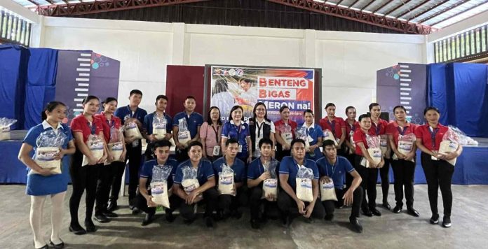 rice-min-wage-earners A total of 105 minimum wage earners from four selected commercial establishments in Antique were the first beneficiaries of the “Benteng Bigas Meron Na” (BBM Na) program. DA-AMAD PHOTO