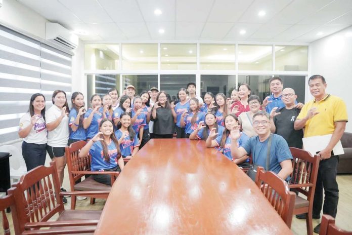 sports-Bago-copy The Bago City Softball Team made a courtesy call to Bago City’s Mayor Marina Javellana-Yao. CONTRIBUTED PHOTO