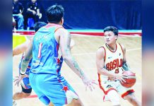 Basilan Starhorse Viva Port Masters’ Lorenzo Navarro looks to pass the ball after being defended by Pampanga Giant Lanterns’ Larry Muyang. MPBL PHOTO