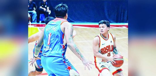Basilan Starhorse Viva Port Masters’ Lorenzo Navarro looks to pass the ball after being defended by Pampanga Giant Lanterns’ Larry Muyang. MPBL PHOTO