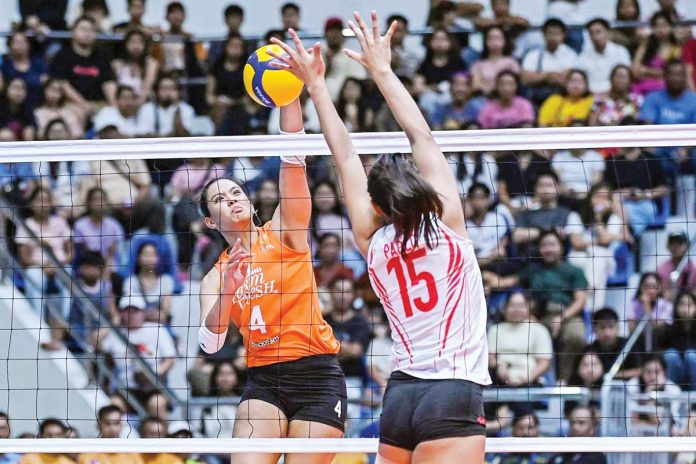 sports-Foxies Caitlyn Viray of Farm Fresh Foxies scores against the defense of Petro Gazz Angels’ Myla Pablo. PVL PHOTO