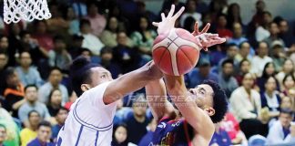 TNT Tropang 5G’s Brandon Ganuelas-Rosser foils the shot of Rain or Shine Elasto Painters’ Gabe Norwood. PHOTO COURTESY OF FASTBREAK