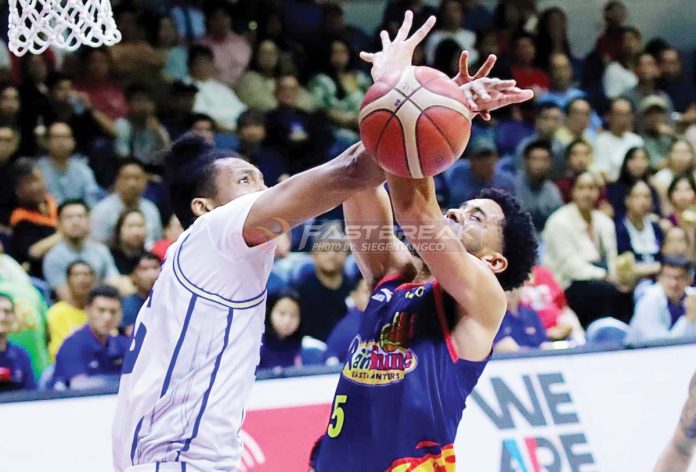 sports-TNT TNT Tropang 5G’s Brandon Ganuelas-Rosser foils the shot of Rain or Shine Elasto Painters’ Gabe Norwood. PHOTO COURTESY OF FASTBREAK