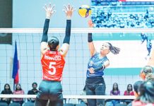 Chinnie Arroyo of ZUS Coffee Thunderbelles attempts to score against the defense of Imee Hernandez of Chery Tiggo Crossovers. PVL PHOTO