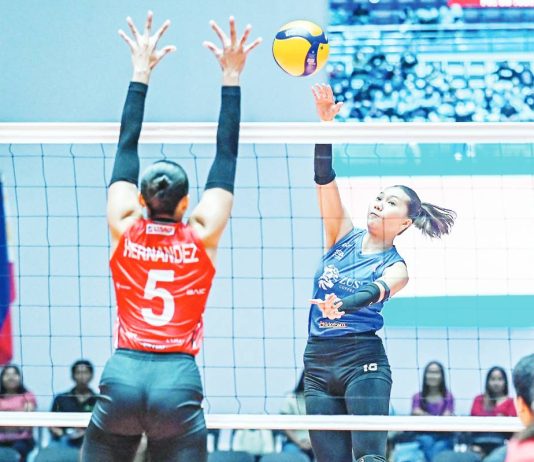 Chinnie Arroyo of ZUS Coffee Thunderbelles attempts to score against the defense of Imee Hernandez of Chery Tiggo Crossovers. PVL PHOTO
