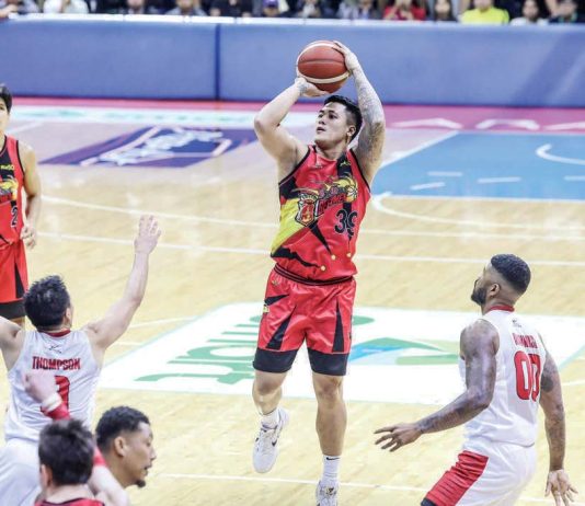 Ilonggo Jericho Cruz of San Miguel Beermen pulls up for a basket against the defense of Barangay Ginebra San Miguel Kings’ Earl Scottie Thompson. PBA PHOTO