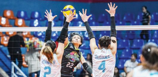 Jovelyn Fernandez of Nxled Chameleons scores against the defense of Galeries Tower Highrisers. PVL PHOTO