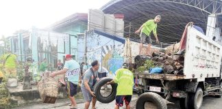 Around 10 tons of garbage were collected during the kickoff of the weekly Clean-Up Day in Iloilo City on Saturday, July 12, 2025. Photo shows residents and personnel of the city’s General Services Office taking part in a clean-up drive in Barangay San Juan, Molo district. MAI LADIAO/PN