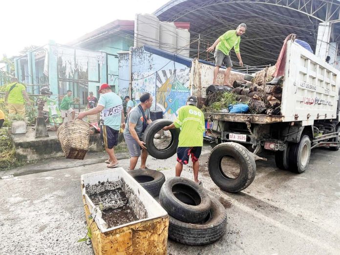 waste-mgt Around 10 tons of garbage were collected during the kickoff of the weekly Clean-Up Day in Iloilo City on Saturday, July 12, 2025. Photo shows residents and personnel of the city’s General Services Office taking part in a clean-up drive in Barangay San Juan, Molo district. MAI LADIAO/PN