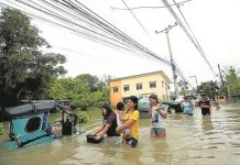 Residents wade through a flooded main road in Barangay Frances, Calumpit, Bulacan, after days of heavy rain. Photo taken July 31, 2023. Sen. Jinggoy Estrada revealed that his office had received complaints regarding supposed ghost flood control projects in the Bulacan towns of Calumpit, Malolos, and Hagonoy. INQUIRER PHOTO