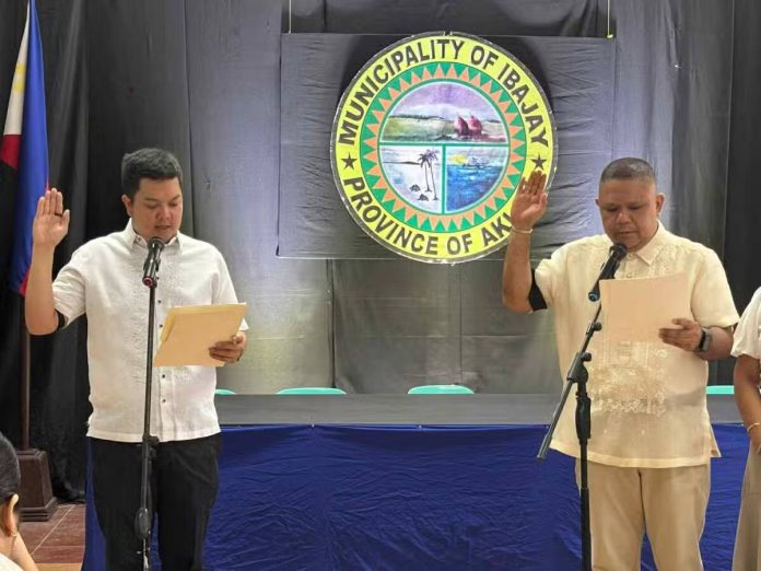 Senior Municipal Councilor Nestor Inocencio (right) takes his oath of office as the new vice mayor of Ibajay, Aklan, on Monday, August 11, 2025, succeeding the late Vice Mayor Julio Estolloso. The ceremony, held at the Sangguniang Bayan session hall, was administered by Mayor Jose Miguel Miraflores. IBAJAY LGU PHOTO