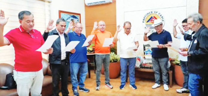 LMP capiz The newly-elected officers of League of Municipalities of the Philippines-Capiz Chapter took their oath on August 22 before Gov. Fredenil H. Castro. PHOTO COURTESY OF PIA CAPIZ
