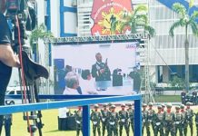 Philippine National Police chief General Nicolas Torre demonstrates to President Ferdinand Marcos Jr. the five-minute emergency response of law enforcers at Camp Crame in Quezon City on August 12, 2025 during the PNP’s 124th Police Service Anniversary celebration. PHOTOS FROM FAITH ARGOSINO / INQUIRER.NET