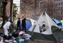 Trump orders homeless people to move out of Washington DC A tent encampment of homeless people in a public park is being removed from downtown Washington DC by workers in hazmat suits and face masks. Rubbish is seen strewn outside of one white and green tent. GETTY IMAGES