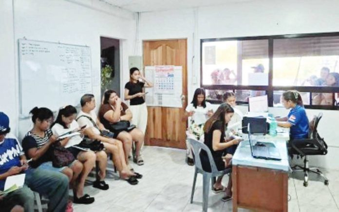 antique_voters_copy_resized Residents of Culasi, Antique, register at the municipal election office on Aug. 1, 2025. Provincial Election Supervisor Hazel Palencia said in an interview Thursday, Aug. 7, that they accommodated 6,652 registrants through their 18 municipal election offices from Aug. 1 to 6. PNA PHOTO BY ANNABEL CONSUELO J. PETINGLAY