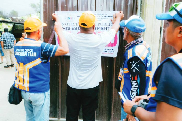 bacolod biz City Legal Office personnel enforce closure orders on several business establishments in Bacolod City last August 29, 2025, for violations of City Ordinance No. 565. BACOLOD CITY GOV’T COMMUNICATION OFFICE
