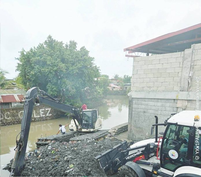 bacolod waste disposal copy The Bacolod City Government urges not only Bacolod residents but also visitors to the city to practice proper waste disposal, noting that everyone generates trash. On Aug. 8, 2025, 459 tons of silt were collected from the Banago River during a cleanup operation. BACOLOD – STRONGER TOGETHER/FACEBOOK PHOTO