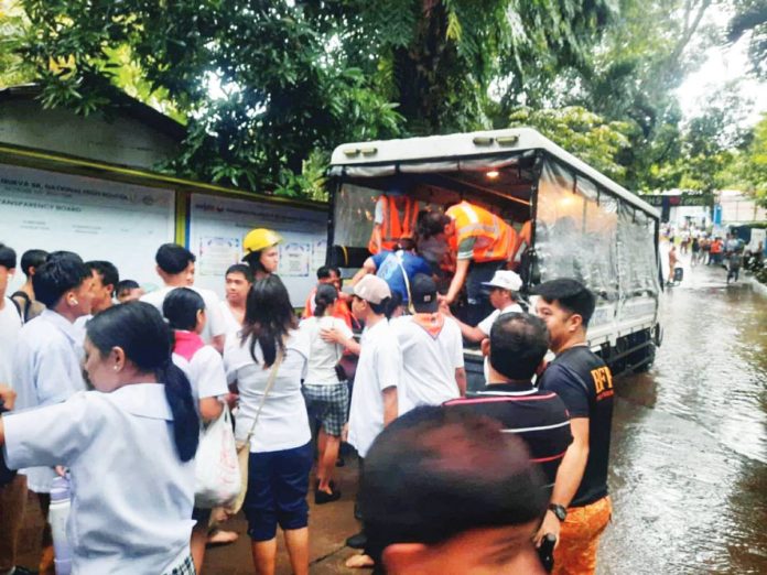 bacolod_flood_resized The City Disaster Risk Reduction and Management Office dispatched a rescue truck to help several students of Generoso Villanueva Sr. National High School in Barangay Granada, Bacolod City as floodwaters inside the school reached waist-deep level, on Aug. 20. BACOLOD CDRRMO PHOTO