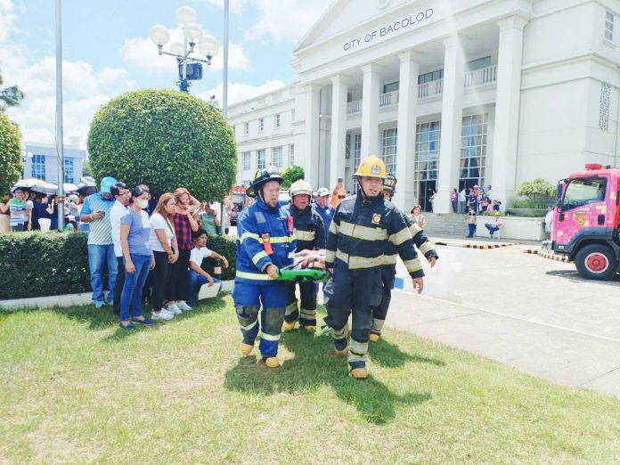 bacolod_govt_readiness_copy_resized An earthquake and fire simulation drill was held at the Bacolod City Government Center on July 31, 2025. At around 10 a.m., a simulated earthquake alarm signaled the start of the evacuation process, with personnel from the Philippine National Police assisting employees and visitors as they exited the building. BACOLOD – STRONGER TOGETHER/FB PHOTO