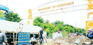Bacolod City mayor Greg Gasataya personally oversees the ongoing relocation of the PrimeWater-BACIWA pipeline at Alit-Bakyas Bridge in Barangay Mansilingan. PHOTO COURTESY OF GREG GASATAYA/FB