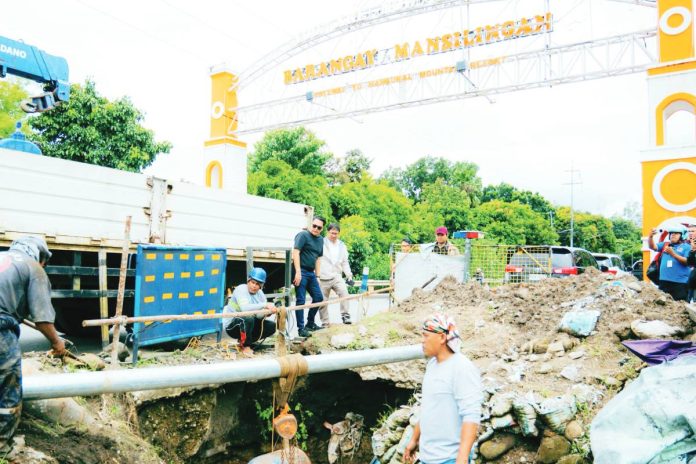 Bacolod City mayor Greg Gasataya personally oversees the ongoing relocation of the PrimeWater-BACIWA pipeline at Alit-Bakyas Bridge in Barangay Mansilingan. PHOTO COURTESY OF GREG GASATAYA/FB