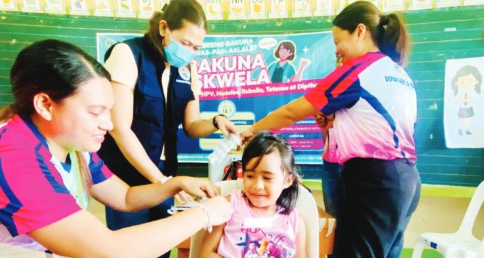 Learners of San Julian Elementary School in Tapaz, Capiz received vaccines through the Department of Education’s School-Based Immunization Program. CPHO PHOTO