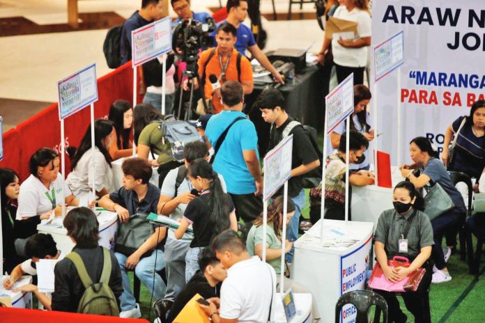 dole_copy_resized Jobseekers, most of them fresh college graduates, line up at a job fair organized by the Public Employment Service Office of Manila and the Department of Labor and Employment at a shopping mall in Ermita, Manila, during the 454th Manila Day on June 24, 2025. DANNY PATA PHOTO