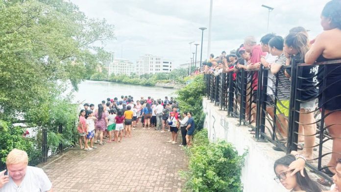 The body of alias “AJ”, 15, who drowned in the Iloilo River in La Paz, Iloilo City was recovered after nearly two hours of searching. He was rushed to the hospital but was declared dead on arrival by the attending physician. DYRI RMN ILOILO PHOTO