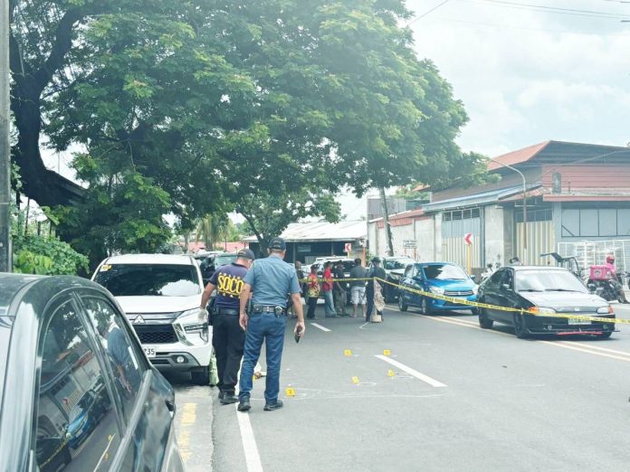 gunned dopwn copy Police officers investigate the crime scene in Barangay Taculing, Bacolod City where Efren Banagloryoso was shot dead on Sunday morning, August 24, 2025. RMN DYHB BACOLOD 747 PHOTO