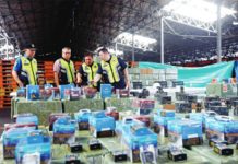 Authorities seize illegal vape products at the Manila International Container Port on July 31, 2025. The Department of Trade and Industry on Tuesday, Aug. 19, 2025, warned online shopping sites to remove from their listings of illegal vape products or face consequences. PNA PHOTO BY YANCY LIM