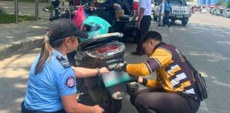 A Land Transportation Office – Region 6 enforcement officer assists a motorcycle rider in installing an official license plate during a roadside operation under the “Oplan: Stop, Plate, and Go” campaign — an initiative aimed at expediting plate distribution across Western Visayas. LTO-6 PHOTO