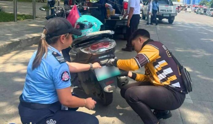 lyndie_plate_backlog_resized A Land Transportation Office – Region 6 enforcement officer assists a motorcycle rider in installing an official license plate during a roadside operation under the “Oplan: Stop, Plate, and Go” campaign — an initiative aimed at expediting plate distribution across Western Visayas. LTO-6 PHOTO