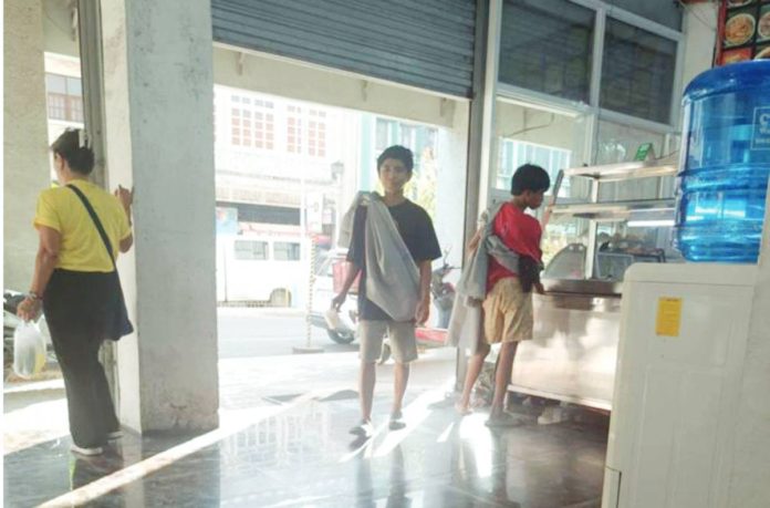 Alleged ‘Badjao’ minors linger inside a refreshment parlor in downtown Iloilo City, one of the areas where residents have reported incidents of harassment and petty theft. The Badjao, a nomadic seafaring people originally from the southern Philippines, are known for their maritime culture but some have migrated to urban areas. Poverty has pushed them to street begging and itinerant livelihoods. PHOTO BY BREE KAELA
