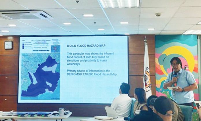mai flood hearing Darwin Papa of the Iloilo City Disaster Risk Reduction and Management Office presents a flood hazard map during the Sangguniang Panlungsod quad committee hearing on last month’s flooding, where outdated maps and poor data were flagged as major obstacles in addressing the city’s flooding problem. MAI LADIAO/PN