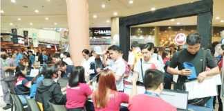 Jobseekers flock to the TRAIbahO PESO Job Fair & TESDA National Tech-Voc Day at Robinsons Place Iloilo on Aug. 22, where over 10,000 local and overseas employment opportunities were opened as part of Iloilo City’s 88th Charter Day celebration. AJ PALCULLO/PN